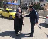 الشرطة توزع الورود على المرأة في رام الله 