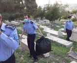 الشرطة وبلدية سلفيت يقومان بتنظيف المقابر في مدينة سلفيت