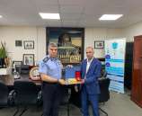 اللواء حازم عطالله يمنح جائزة الشرطة للتميز للعقيد ابراهيم طومار .