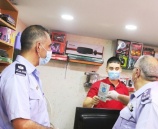 الشرطة تشارك في حملة توزيع كمامات في جنين