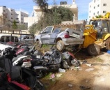 الشرطة تتلف مركبات غير قانونية بمدينة يطا بالخليل