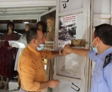 الشرطة ومؤسسة تعاون لحل الصراع توزعان بروشورات توعوية في قلقيلية