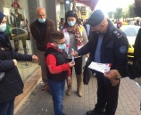 الشرطة توزع هدايا على الأطفال الملتزمين بإرتداء الكمامات في رام الله