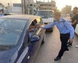 الشرطة توزع المياه و التمور على الصائمين قبيل الإفطار في قلقيلية