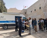 الشرطة توزع منشورات ترحيبية وبطاقات معايدة على السائحين في بيت لحم