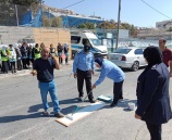 الشرطة تشارك في فعالية رسم خطوط المشاة أمام إحدى المدارس في الخليل
