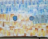 الشرطة تصادر مبالغ مالية كبيرة من عائدات بيع المخدرات في الخليل