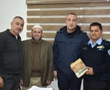 الشرطة توزيع نسخاً من القرآن الكريم على منتسبيها بقلقيلية 