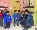 المركز الشرطي المتنقل وفرقة الدكتور كلاون تنظمان نشاطاً ترفيهياً للأطفال بمناسبة يوم الطفل الفلسطيني 