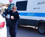 الشرطة توزع المياه والتمور على المواطنين قبيل الافطار في ضواحي القدس 