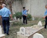 الشرطة تشارك بيوم تطوعي لتنظيف مقبرة الشهداء في قلقيلية
