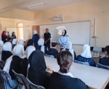 مركز الشرطة المتنقل ينظم لقاء حول الجرائم الإلكترونية في مدرسة بالخليل