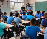 مركز الشرطة المتنقل يستهدف مدرسة بمحاضرة توعية شرطية في طولكرم