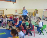 الشرطة تحاضر بطلبة مدرسة أساسية مختلطة في قلقيلية