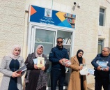 الشرطة تهدي عشرات الكتب لصالح مكتبة بلدية سلفيت 