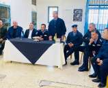 الشرطة والتوجيه السياسي يقدمان مصاحف للنزلاء في رام الله 