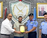 الشرطة تكرم مواطناً على أمانته في نابلس