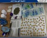 الشرطة تقبض على تاجر مخدرات وتضبط بحوزته مواد مخدرة ومبلغ مالي وقطع ذهبية في بيت لحم