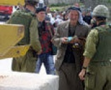 قوات الاحتلال تفجر باب منزل احد المواطنين وتطلق النار وتعتقل ابنه في نابلس.