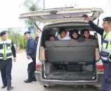 الشرطة تضبط مركبة حمولة 7 ركاب بداخلها 14 راكب في قلقيلية