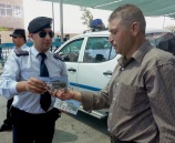 الشرطة توزع بطاقات معايدة بمناسبة حلول عيد الفطر السعيد