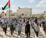 الشرطة تدرب الطالبات على مراسم رفع العلم والوقوف للنشيد الوطني في ضواحي القدس