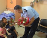 الشرطة تقدم الورود للمرضى والعاملين بمستشفى طوباس الحكومي بمناسبة حلول عيد الاضحى المبارك