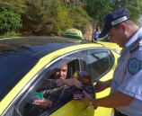 الشرطة تُنظم يوماً مرورياً بعنوان (يوم مروري بدون مخالفات) وتوزع الحلوى على السائقين في قلقيلية