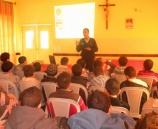 الشرطة تنظم محاضرة توعية عن سلبيات استخدام الانترنت لطلاب مدرسة التراسنطة في أريحا