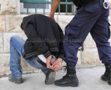 الشرطة تقبض على شخصين بتهمة حيازة مواد مخدرة في رام الله