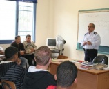 الشرطة تطلق المرحلة الثانية من برنامج التوعية الأمنية والشرطية لطلبة مركز التدريب المهني في قلقيلية