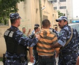 الشرطة تلقي القبض على شخص بحوزته بلاطة حشيش في الخليل