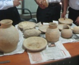 شرطة السياحة والآثار تضبط 16 قطعة أثرية في مكتب تجاري في بيت جالا