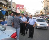 مدير شرطة قلقيلية يتفقد أسواق المدينة ويقدم التهاني للمواطنين