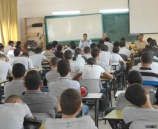 الشرطة تعقد محاضرة توعية في مدرسة الفاضلية في طولكرم