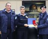 اللواء حازم عطا الله يمنح  ادارة مكافحة المخدرات وضابطين شرطة جائزة التميز بمناسبة يوم الشرطة العربية .