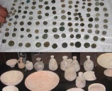 مواطن يقوم بتسليم الشرطة مجموعة من القطع الأثرية في الخليل