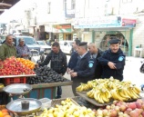 مدير شرطة محافظة طولكرم يقوم بجولة تفقدية في اسواق المدينة