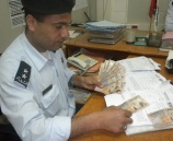 الشرطة تقبض على شخصين يروجان عمله مزيفه من فئة ( 50 ) دينار أردني في نابلس