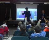 الشرطة تنظم محاضرات حول مخاطر استخدام الانترنت والتوعية المرورية في مدارس رام الله