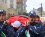 الشرطة وأهلي مخيم بلاطة يشيعون جثمان المساعد سامر سلطان أبو مصطفى في نابلس .