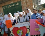 الشرطة وطالبات مدرسة سرطه الثانوية يوزعون نشرات التوعية على السائقين في محافظة سلفيت