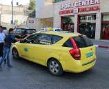 مجموعة من المتطوعين يساندون الشرطة في حملتها بنشر التوعية المرورية في الخليل