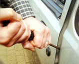 الشرطة والمخابرات  تقبضان على عصابة متهمة بسرقة عشرات المركبات في رام الله