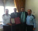 جامعة القدس المفتوحة تكرم نائب مدير شرطة الخليل