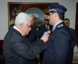 فخامة الرئيس محمود عباس يقلد اللواء حازم عطا الله وسام دولة فلسطين