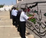 الشرطة تشارك في عمل جدارية تضامن مع الأسرى في الخليل