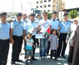 أطفال يقدمون العلم الفلسطيني لمدير شرطة طولكرم بمناسبة فعاليات استحقاق ايلول