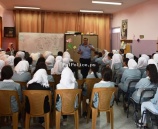 مركز الشرطة المتنقل يزور بلدة حزما ويحاضر في مدارسها في ضواحي القدس.