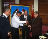 رئيس بلدية نابلس يكرم شرطي على أداءه المتميز بالمدينة